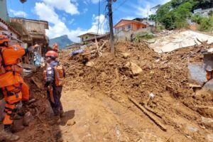 Segundo Polícia Civil, até o momento foram registados 232 óbitos. Petrópolis: equipes de busca seguem a procura de cinco desaparecidos