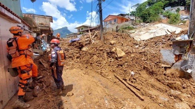 Segundo Polícia Civil, até o momento foram registados 232 óbitos. Petrópolis: equipes de busca seguem a procura de cinco desaparecidos