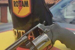 Um homem suspeito de tráfico de drogas morreu em confronto com a Polícia Militar (PM), nesta segunda-feira (7), em Palminópolis, cidade do Oeste de Goiás. Os militares alegam que a equipe policial foi “recebida com disparos” durante a abordagem.