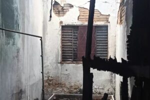 Casa ficou quase toda destruída com incêndio. (Foto: Divulgação 3ª BBM)