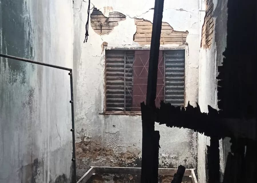 Casa ficou quase toda destruída com incêndio. (Foto: Divulgação 3ª BBM)