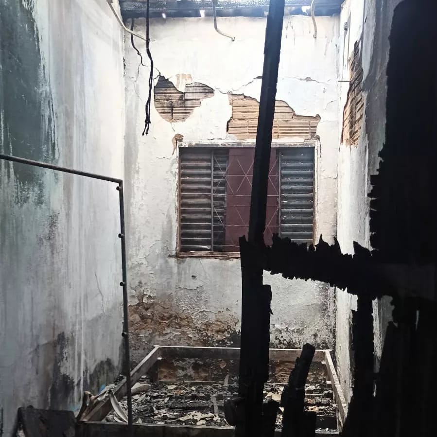 Casa ficou quase toda destruída com incêndio. (Foto: Divulgação 3ª BBM)