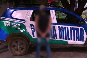 Polícia prende homem que carregava tanque de lavar furtado nas costas, em Anápolis (GO) (Foto: Polícia Militar)