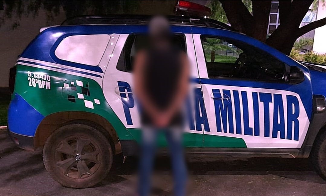 Polícia prende homem que carregava tanque de lavar furtado nas costas, em Anápolis (GO) (Foto: Polícia Militar)