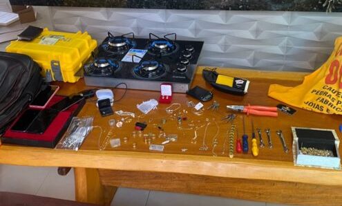 O homem usava uma chave falsa para entrar nas residências e subtrair os objetos