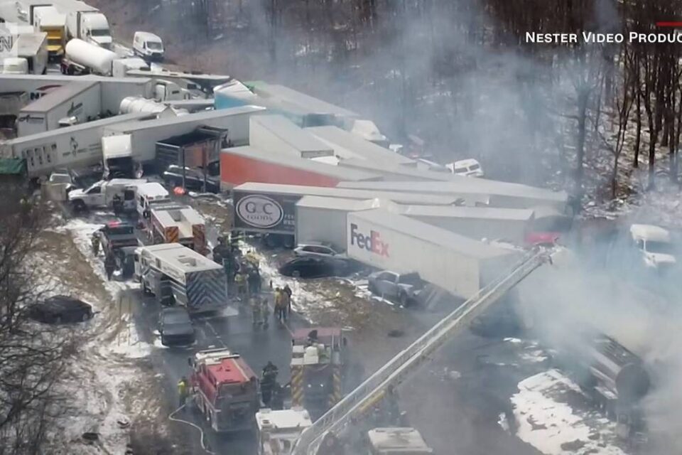 Neblina e acúmulo de neve causam engavetamento com 40 carros na Pensilvânia