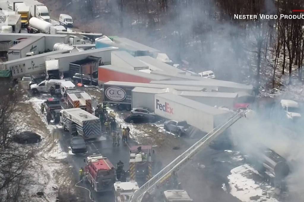 Neblina e acúmulo de neve causam engavetamento com 40 carros na Pensilvânia