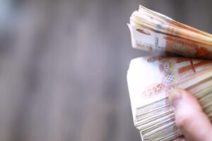 Rublo desaba mais de 20% na semana por causa de sanções à Rússia