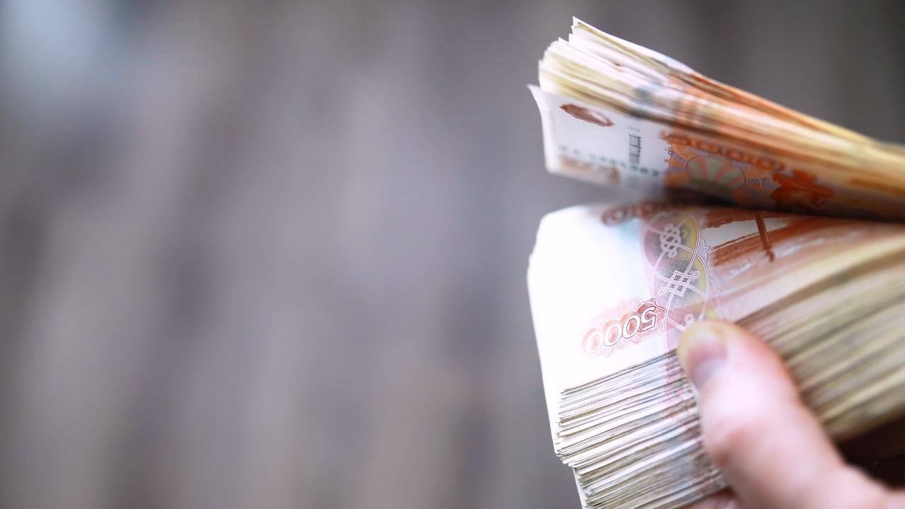 Rublo desaba mais de 20% na semana por causa de sanções à Rússia