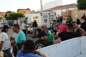 O clima é de comoção entre os vizinhos da família assassinada.