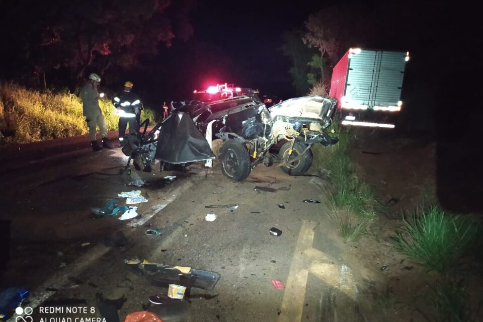 Ultrapassagem malsucedida mata avós e deixa quatro pessoas feridas na BR-364 em Mineiros (GO)