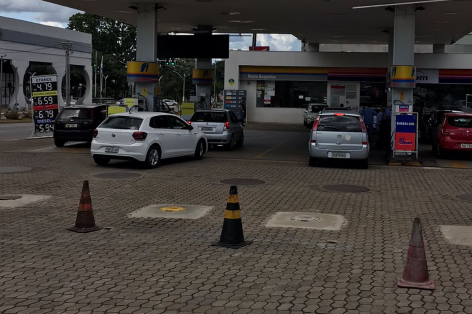 Filas são registradas em postos de Anápolis. (Foto: André Carvalho/ Mais Anápolis)