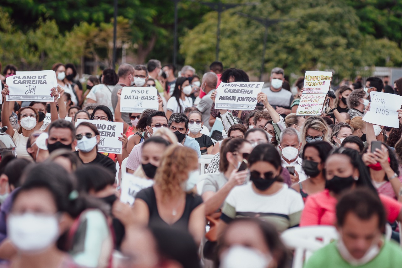 Servidores da Educação de Goiânia fazem nova assembleia para decidir sobre uma possível greve. (Foto: Jucimar de Sousa/Mais Goiás)