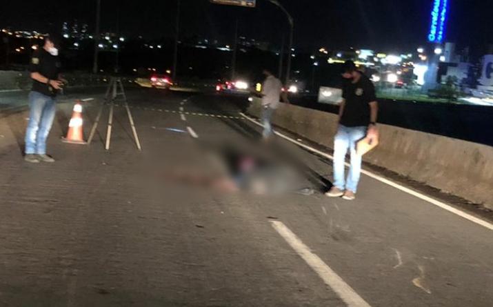 Idoso cai da garupa de moto e morre atropelado por caminhão na BR-153, em Goiânia