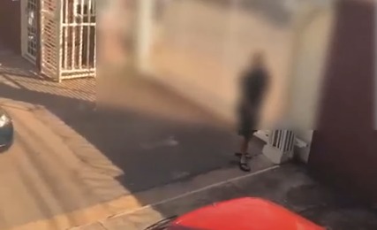 O síndico foi quem acionou a PM. Pai e filho são presos após ameaçarem síndico e vizinhos com armas de fogo em Valparaíso (GO)