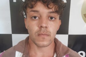 A Polícia Civil prendeu Gabriel Lima da Rocha, de 26 anos, suspeito de armazenar pornografia infantil e ainda estuprar crianças do condomínio onde mora, no bairro Anhanguera, em Valparaíso de Goiás. Segundo as investigações, o rapaz comete os crimes desde 2015 e parte de algumas das imagens de abuso infantil que ele guarda são produzidas por ele mesmo.