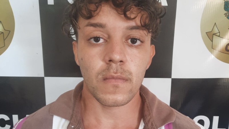 A Polícia Civil prendeu Gabriel Lima da Rocha, de 26 anos, suspeito de armazenar pornografia infantil e ainda estuprar crianças do condomínio onde mora, no bairro Anhanguera, em Valparaíso de Goiás. Segundo as investigações, o rapaz comete os crimes desde 2015 e parte de algumas das imagens de abuso infantil que ele guarda são produzidas por ele mesmo.