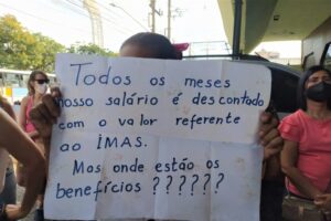 Servidores da educação fazem manifestação em frente ao Imas após hospitais suspenderem atendimentos