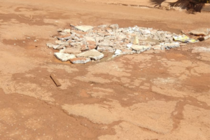 Entulhos foram jogados para tapar buracos em Anápolis. (Foto: Leitor Mais Anápolis )