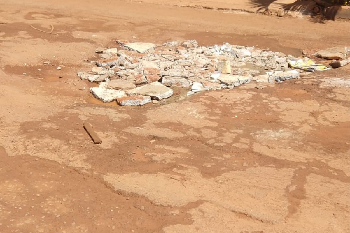 Entulhos foram jogados para tapar buracos em Anápolis. (Foto: Leitor Mais Anápolis )