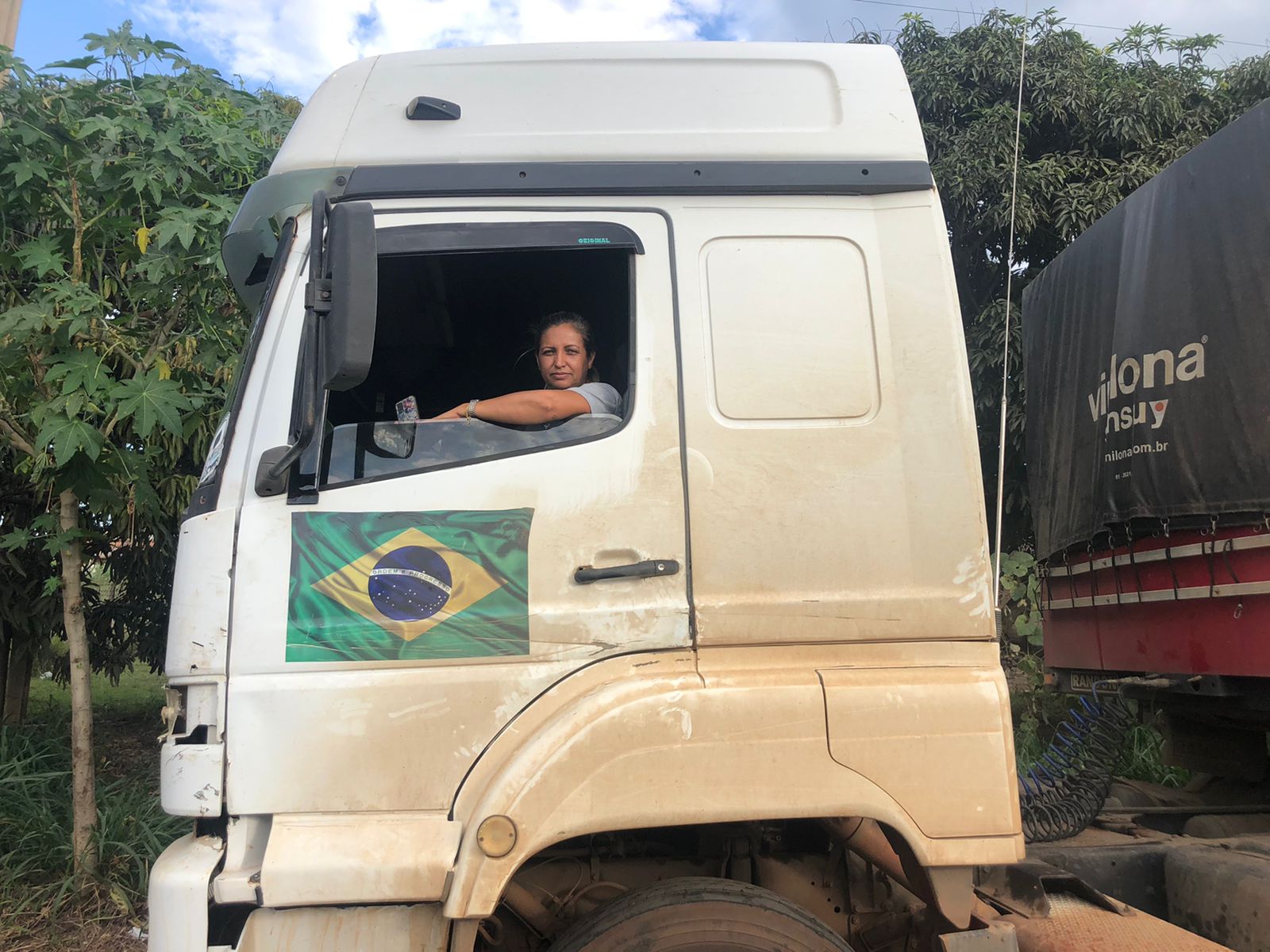 Iracema Pereira Batista espera para descarregar soja. (Foto: Ana Paula Bellini/ Mais Goiás)