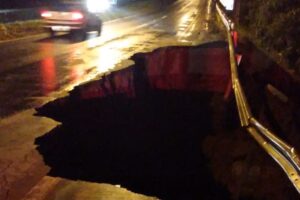 Cratera se abre na GO-060 e interrompe tráfego no sentido Santa Bárbara/Goiânia