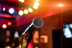 Karaokê em Goiânia: encontre boas opções para soltar a voz e curtir com a galera