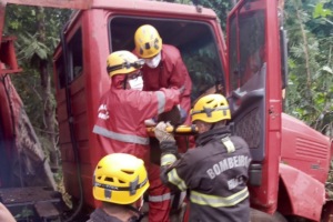 O Corpo de Bombeiros foi acionado e fez o resgate da única vítima . (Foto: Divulgação BM)