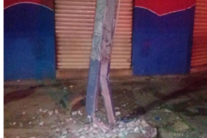 Poste ficou danificado após colisão. (Foto: Reprodução)