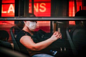 Usuários de transporte coletivo usando máscara