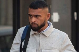 Agressor ainda bateu diversas vezes na cabeça da vítima. Homem fica com cicatriz após namorado tentar arrancar seu órgão genital em briga