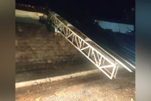Uma estrutura metálica cedeu por conta das fortes chuvas e atingiu uma residência, durante a noite desta quarta-feira (2), na cidade de Avelinópolis. Um morador do município, que preferiu não se identificar, disse que a estrutura pertence ao Estádio Bom Filho Malaspina.