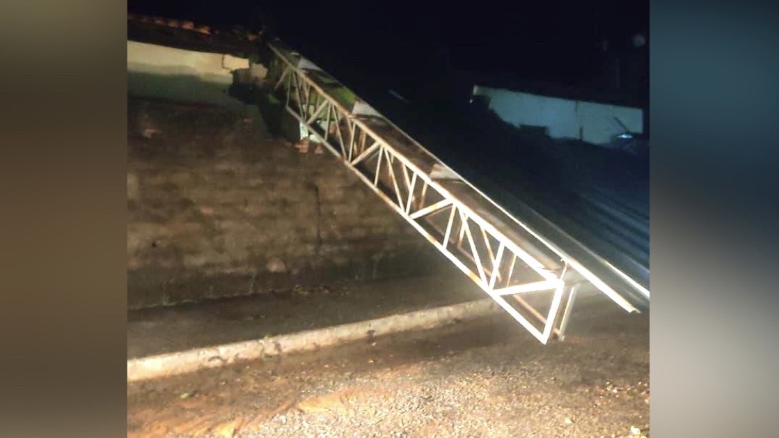Uma estrutura metálica cedeu por conta das fortes chuvas e atingiu uma residência, durante a noite desta quarta-feira (2), na cidade de Avelinópolis. Um morador do município, que preferiu não se identificar, disse que a estrutura pertence ao Estádio Bom Filho Malaspina.