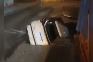 Carro é engolido por cratera durante chuvas em Petrópolis RJ