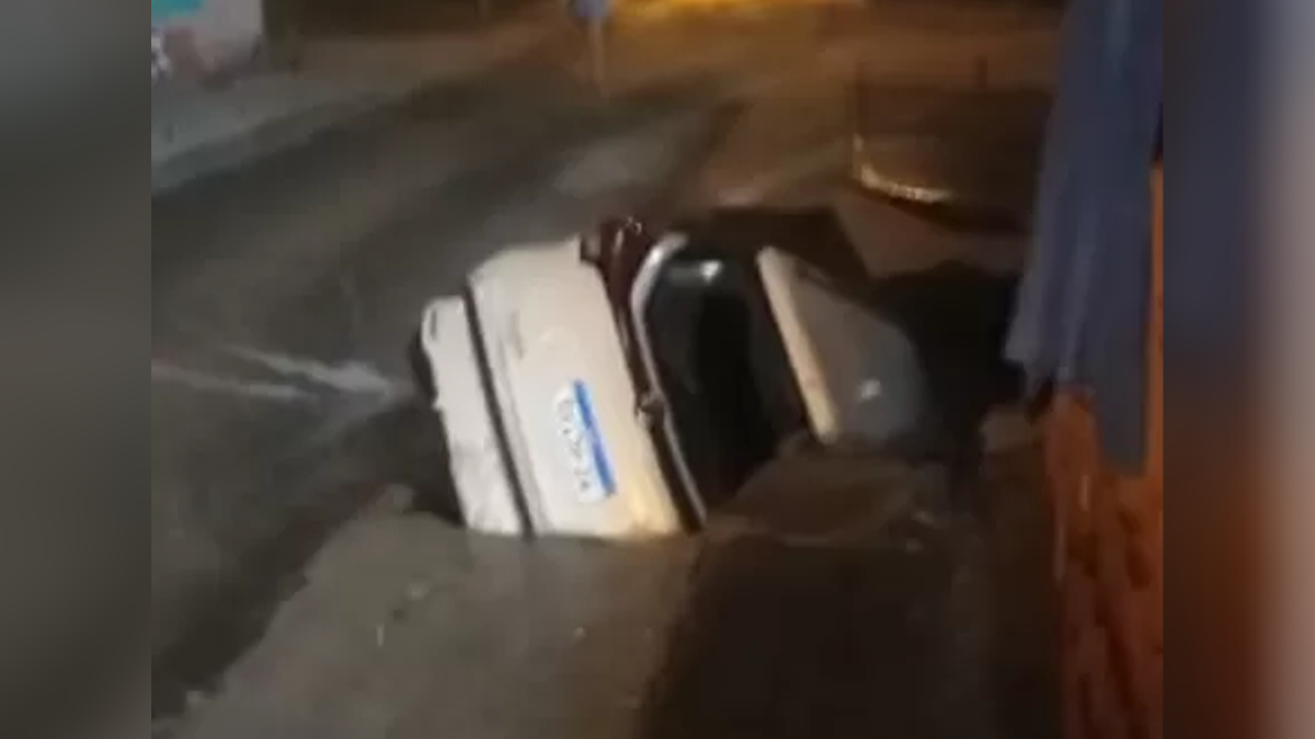Carro é engolido por cratera durante chuvas em Petrópolis RJ