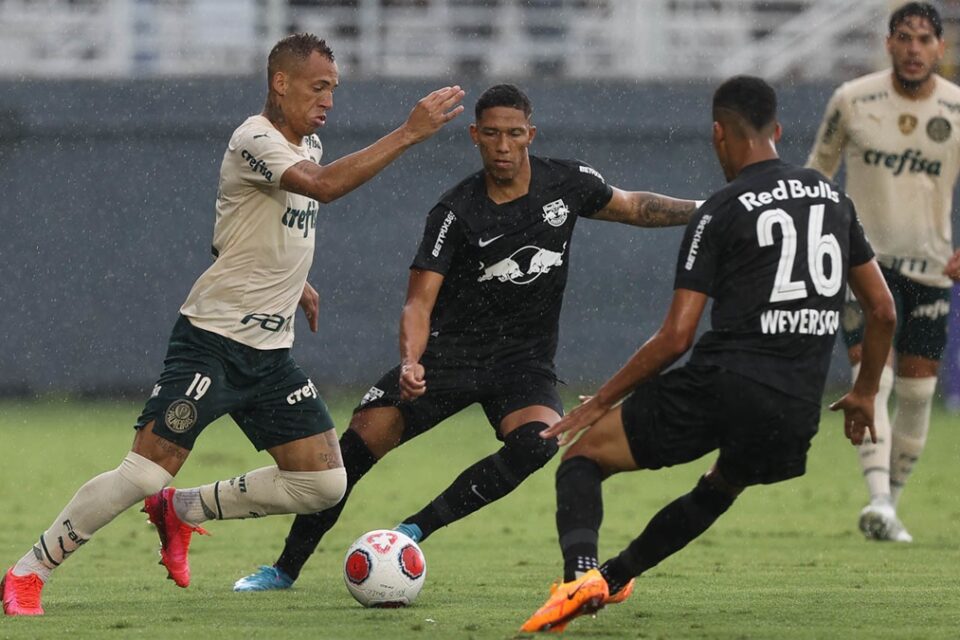 Jogo entre Palmeiras e Red Bull Bragantino na fase de classificação do Paulistão