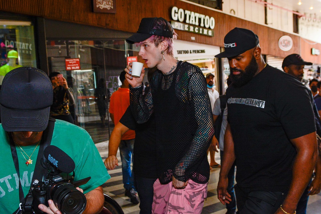 Machine Gun Kelly atende fãs na Galeria do Rock em São Paulo (SP)