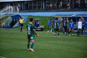 Morrinhos comemorando gol marcado