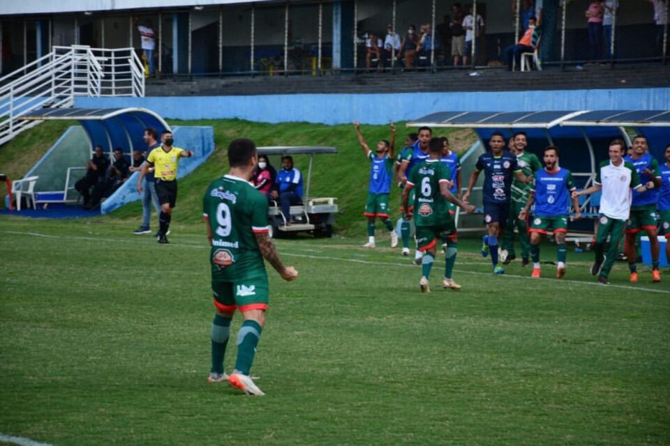 Morrinhos comemorando gol marcado
