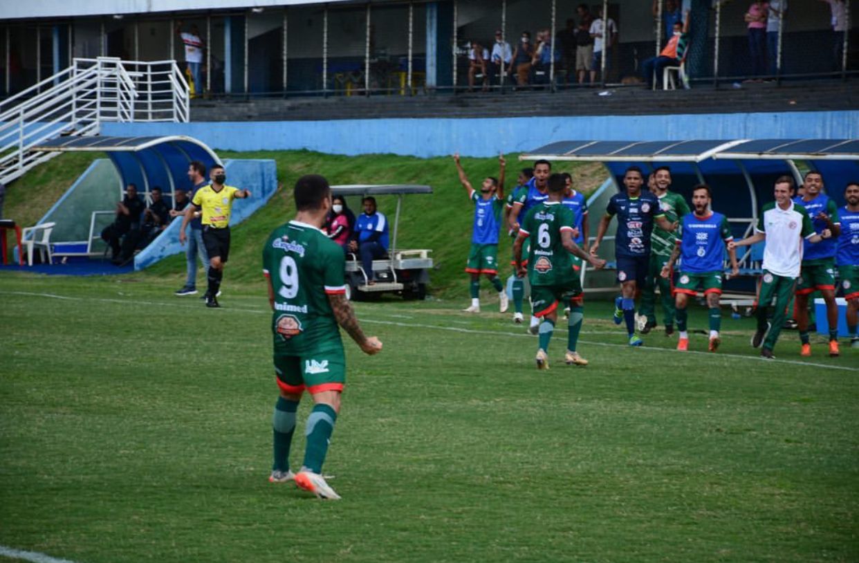 Morrinhos comemorando gol marcado