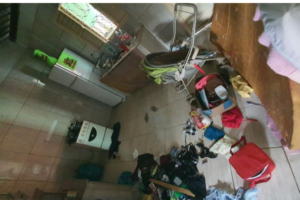 Cômodo da casa revirado e que mostra carrinho da bebê de cinco meses. (Foto: Reprodução)