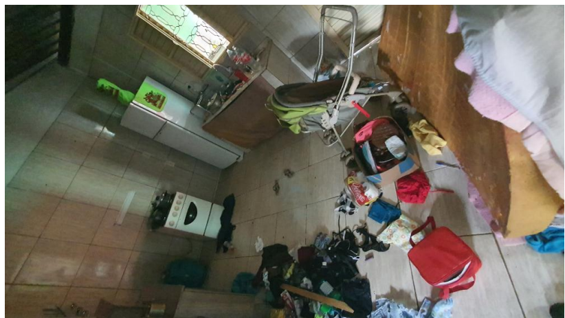 Cômodo da casa revirado e que mostra carrinho da bebê de cinco meses. (Foto: Reprodução)