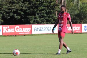 Victor Andrade em treinamento pelo Vila Nova