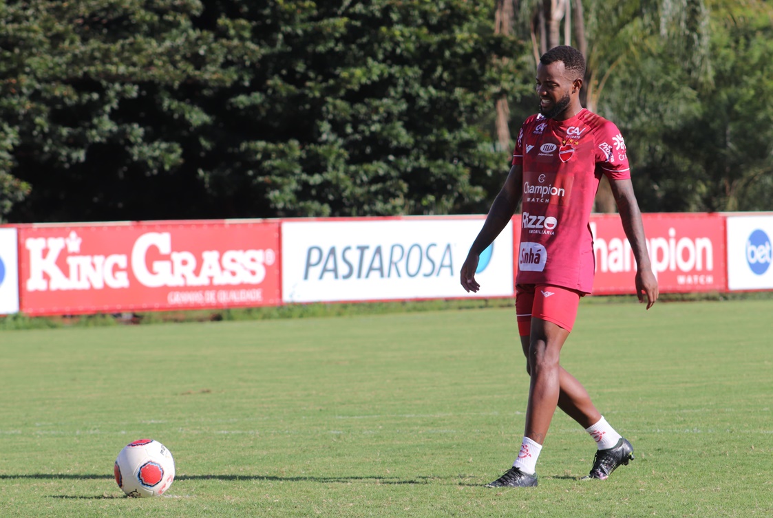 Victor Andrade em treinamento pelo Vila Nova