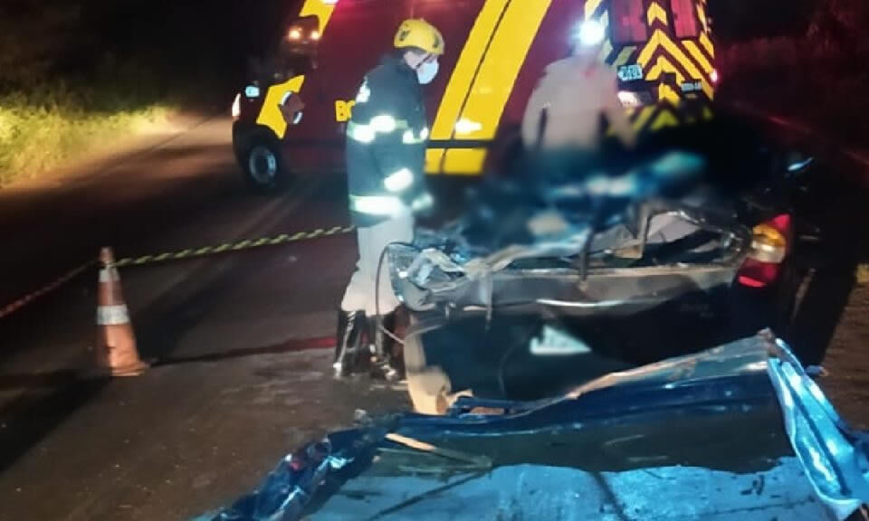 Casal morre após caminhão passar por cima do carro na GO-330 em Pires do Rio