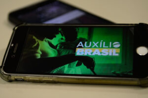 Dívidas com consignado do Auxílio Brasil são de R$ 8 bilhões, diz ministro