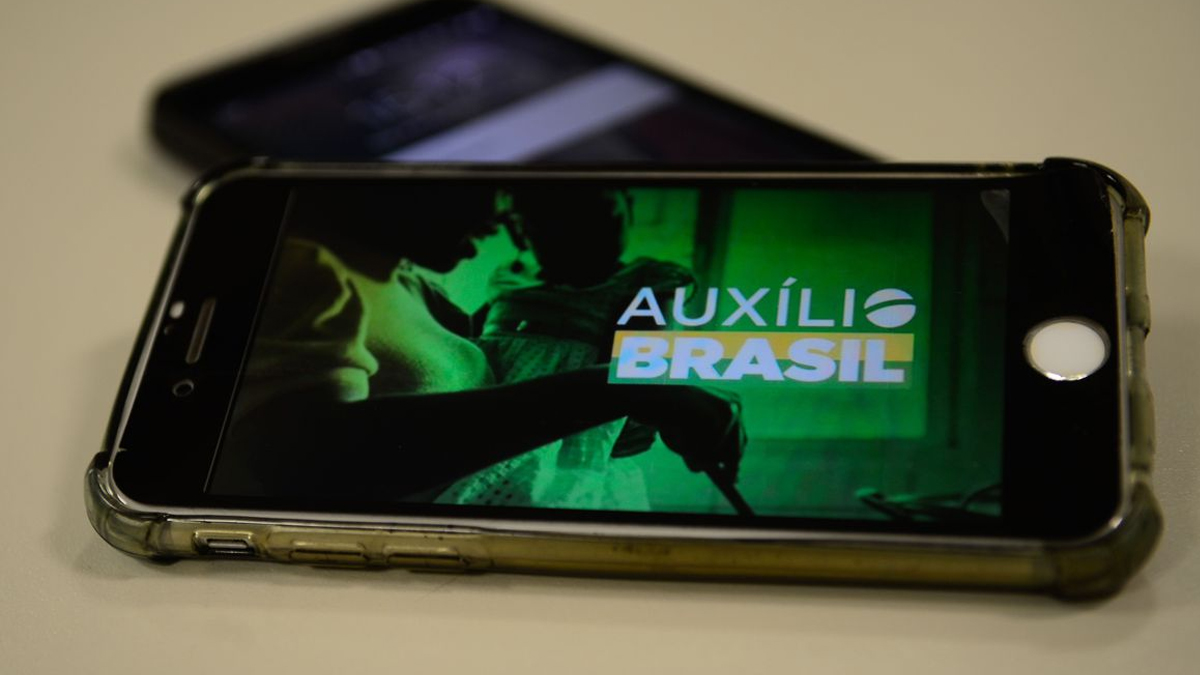 Dívidas com consignado do Auxílio Brasil são de R$ 8 bilhões, diz ministro