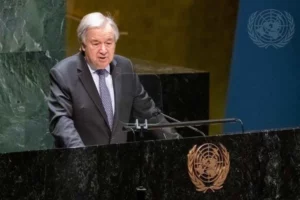 Países começaram, na última segunda-feira (21), a analisar a aprovação de um relatório sobre os cenários que permitirão limitar o aquecimento global. (Foto: UN Photo/Evan Schneider)