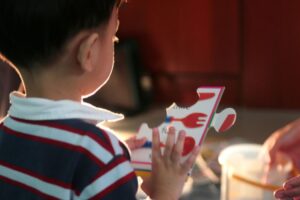 Criança autista fica 12 dias fechada dentro de casa com a mãe morta em Minas Gerais