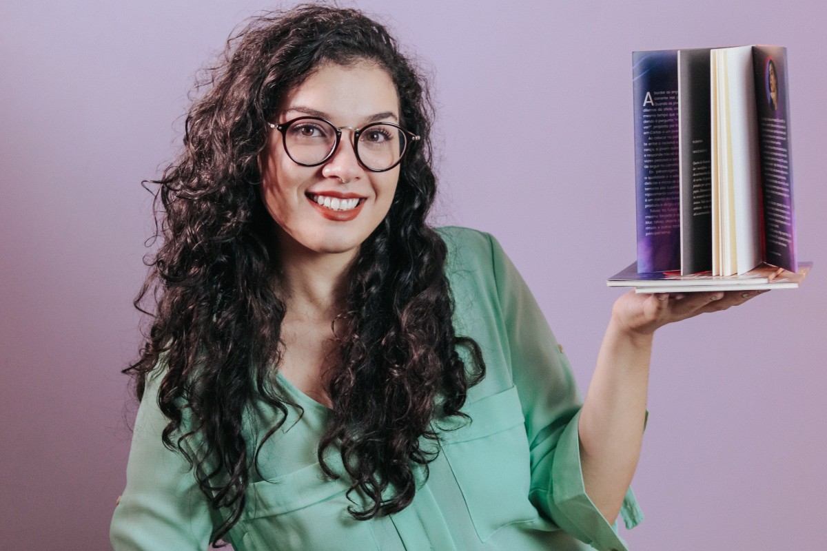 Ana é profissional do texto, trabalha em várias áreas que envolvem produção textual: edição, revisão, mentoria literária, redação publicitária e escrita criativa. Foto: Rafael Ferraz